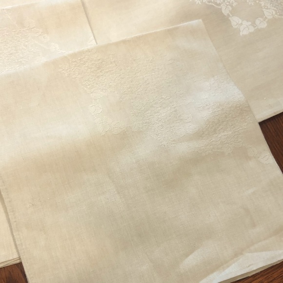 Ivory Napkins set of 8 - Picture 4 of 10